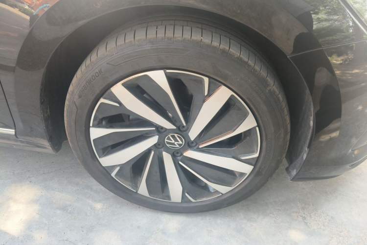 Used Volkswagen Passat 2024 330TSI Elite Edition Right Front Wheel Hub