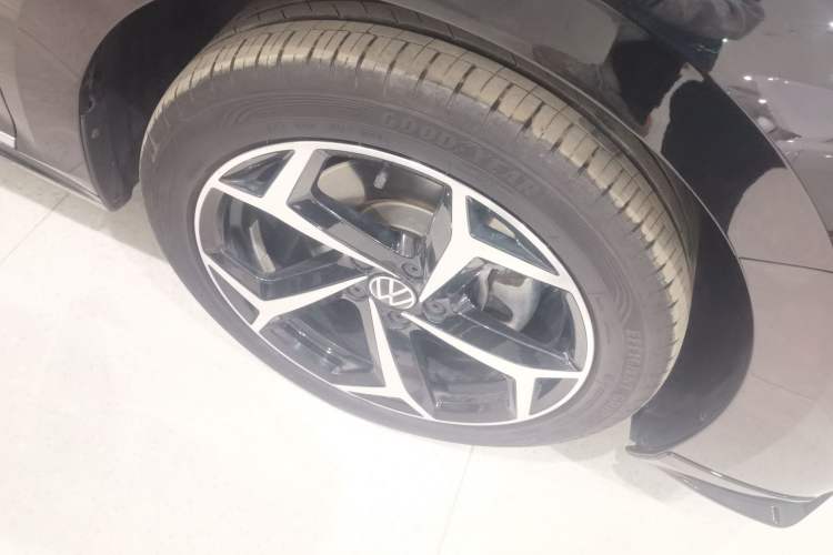 Used Volkswagen Passat 2024 380TSI Starry Elite Edition Right Front Wheel Hub