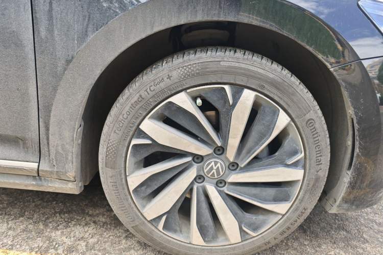 Used Volkswagen Passat 2024 380TSI Elite Edition Right Front Wheel Hub