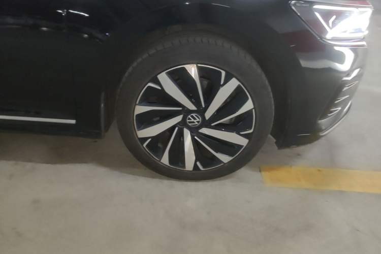 Used Volkswagen Passat 2024 380TSI Luxury Edition Right Front Wheel Hub