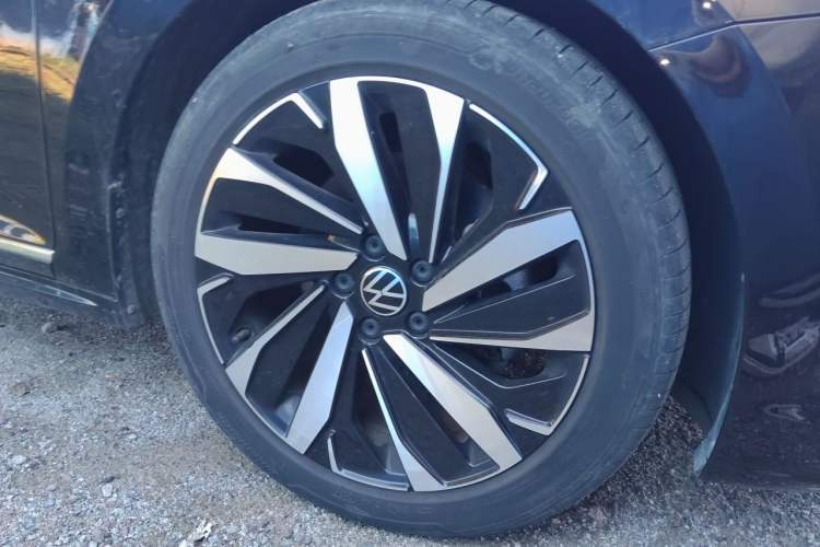 Used Volkswagen Passat 2024 380TSI Elite Edition Right Front Wheel Hub