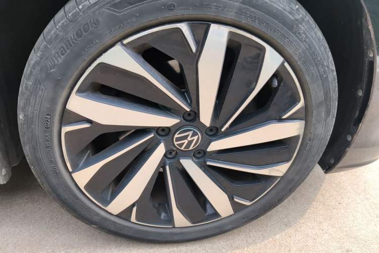 Used Volkswagen Passat 2024 330TSI Elite Edition Right Front Wheel Hub