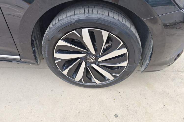 Used Volkswagen Passat 2024 380TSI Dragon Edition Right Front Wheel Hub