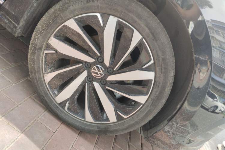 Used Volkswagen Passat 2024 380TSI Elite Edition Right Front Wheel Hub