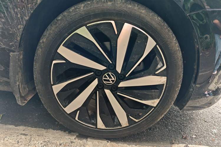 Used Volkswagen Passat 2024 380TSI Luxury Edition Right Front Wheel Hub