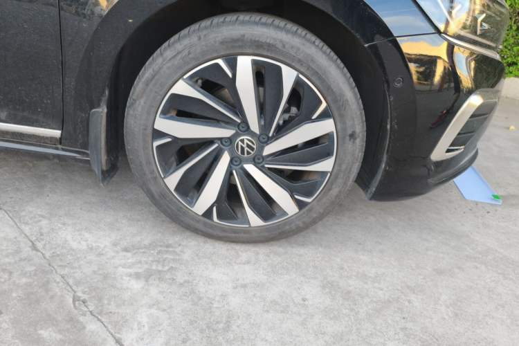 Used Volkswagen Passat 2024 380TSI Luxury Edition Right Front Wheel Hub
