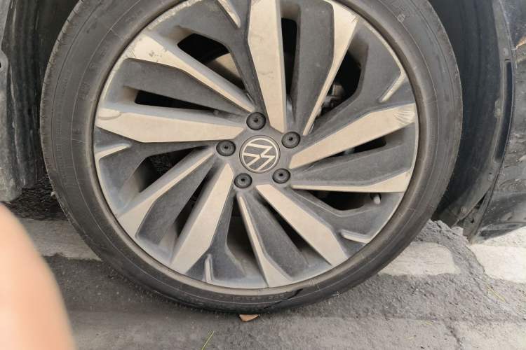 Used Volkswagen Passat 2024 380TSI Starry Dragon Edition Right Front Wheel Hub