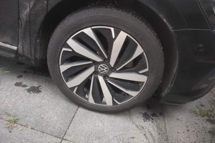 Used Volkswagen Passat 2024 330TSI Elite Edition Right Front Wheel Hub