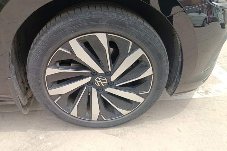 Used Volkswagen Passat 2024 330TSI Elite Edition Right Front Wheel Hub