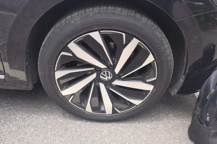 Used Volkswagen Passat 2024 380TSI Luxury Edition Right Front Wheel Hub