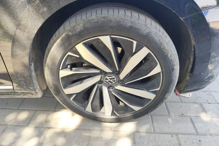Used Volkswagen Passat 2024 380TSI Elite Edition Right Front Wheel Hub