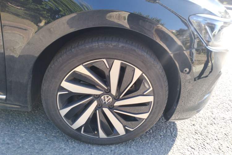 Used Volkswagen Passat 2024 380TSI Luxury Edition Right Front Wheel Hub