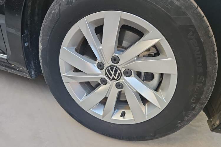 Used Volkswagen Passat 2024 280TSI Business Edition Right Front Wheel Hub