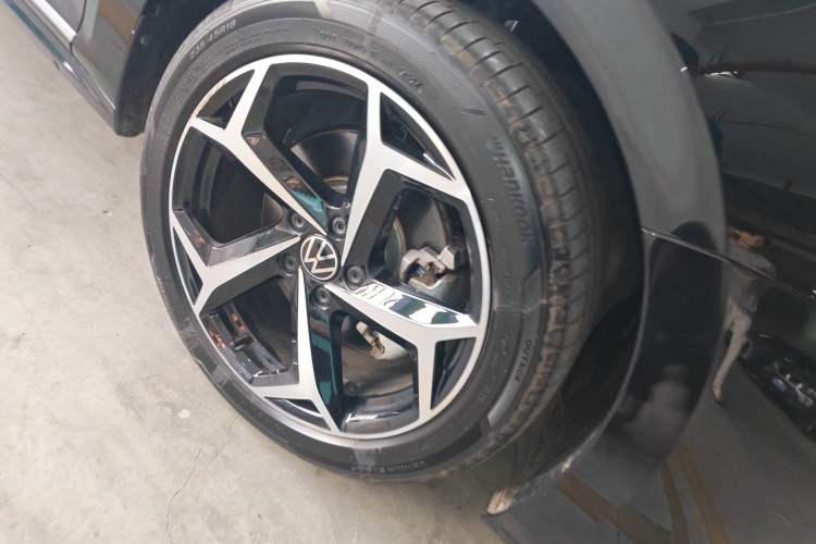 Used Volkswagen Passat 2024 380TSI Starry Dragon Edition Right Front Wheel Hub