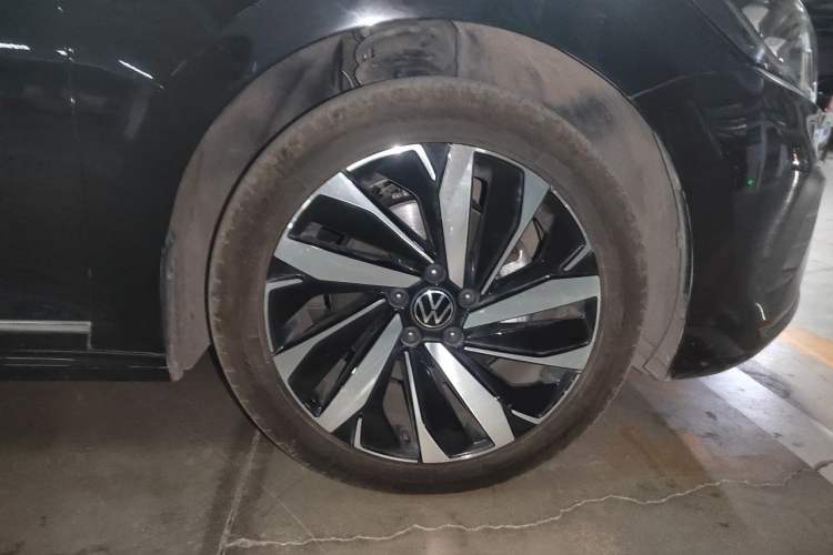 Used Volkswagen Passat 2024 330TSI Elite Edition Right Front Wheel Hub