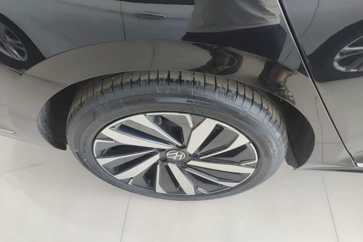 Used Volkswagen Passat 2024 380TSI Dragon Edition Right Rear Wheel Hub