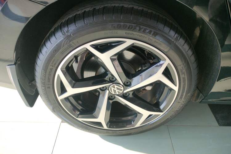 Used Volkswagen Passat 2024 380TSI Starry Elite Edition Right Rear Wheel Hub