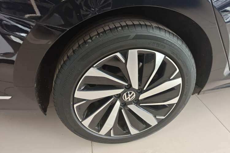 Used Volkswagen Passat 2024 380TSI Elite Edition Right Rear Wheel Hub