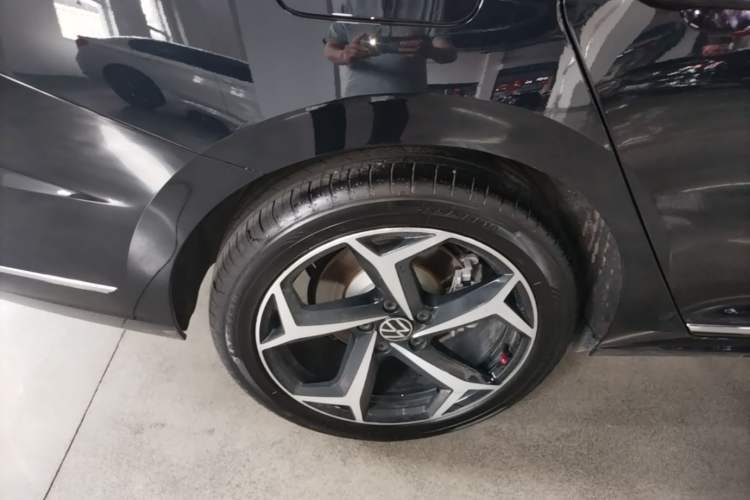 Used Volkswagen Passat 2024 380TSI Starry Luxury Edition Right Rear Wheel Hub