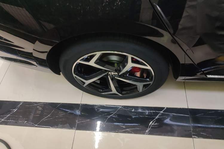 Used Volkswagen Passat 2024 380TSI Starry Dragon Edition Right Rear Wheel Hub