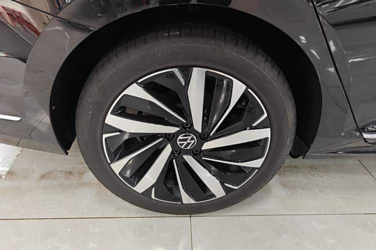 Used Volkswagen Passat 2024 380TSI Dragon Glory Edition Right Rear Wheel Hub
