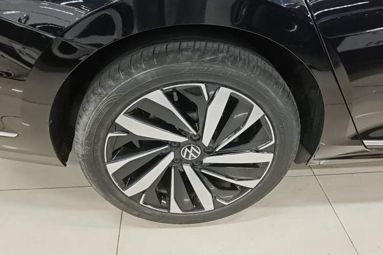 Used Volkswagen Passat 2024 380TSI Luxury Edition Right Rear Wheel Hub