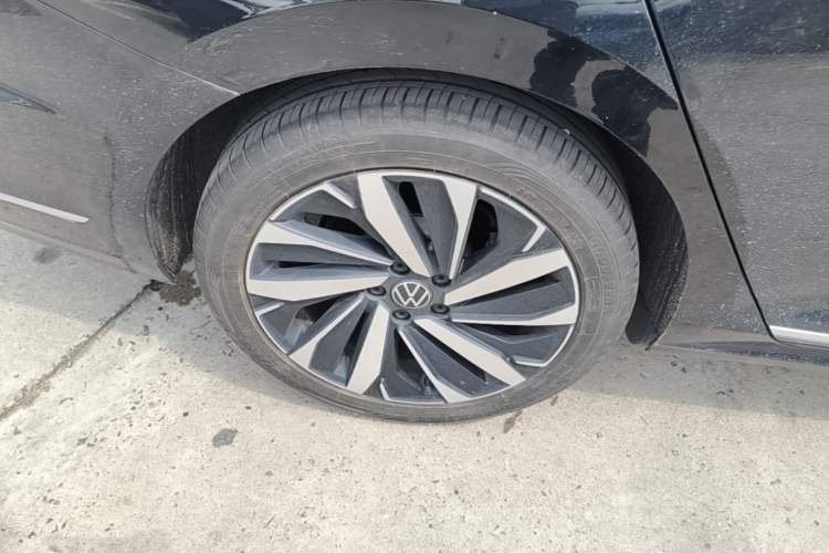 Used Volkswagen Passat 2024 380TSI Dragon Glory Edition Right Rear Wheel Hub