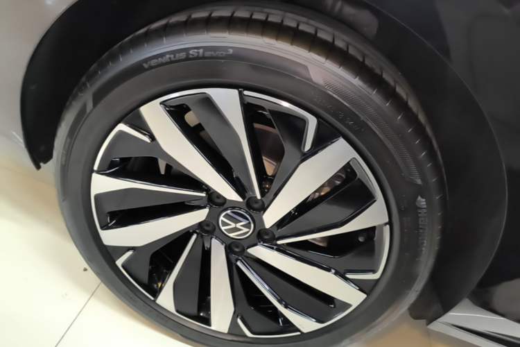 Used Volkswagen Passat 2024 380TSI Elite Edition Right Rear Wheel Hub