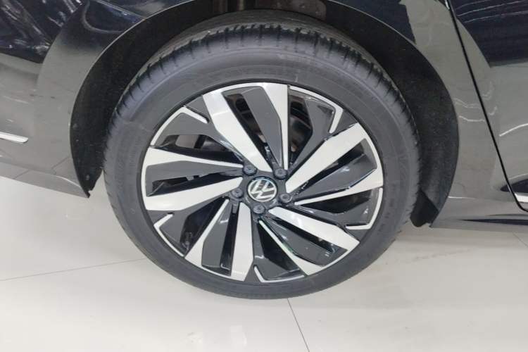 Used Volkswagen Passat 2024 380TSI Dragon Edition Right Rear Wheel Hub