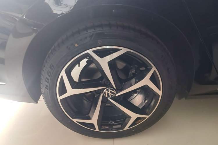 Used Volkswagen Passat 2024 330TSI Starry Elite Edition Right Rear Wheel Hub