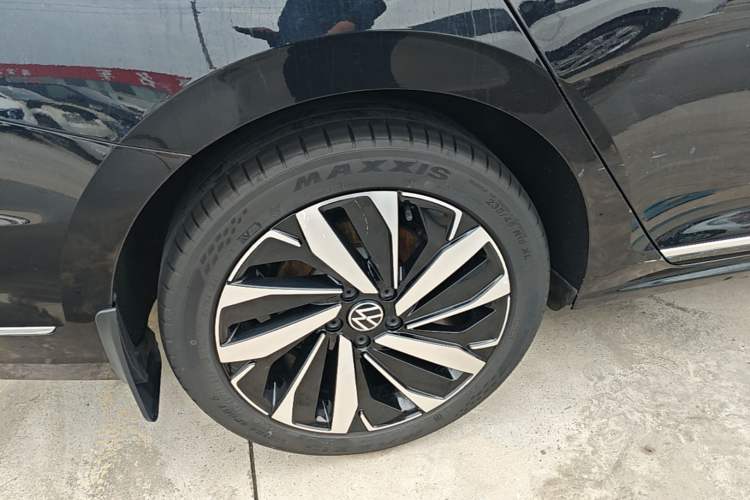 Used Volkswagen Passat 2024 380TSI Dragon Edition Right Rear Wheel Hub
