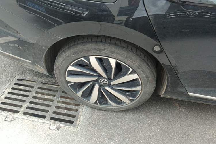 Used Volkswagen Passat 2024 330TSI Elite Edition Right Rear Wheel Hub