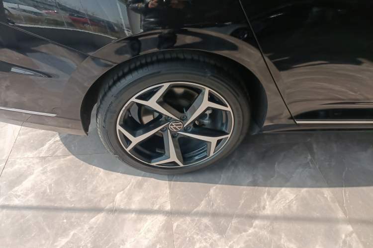 Used Volkswagen Passat 2024 380TSI Starry Dragon Edition Right Rear Wheel Hub