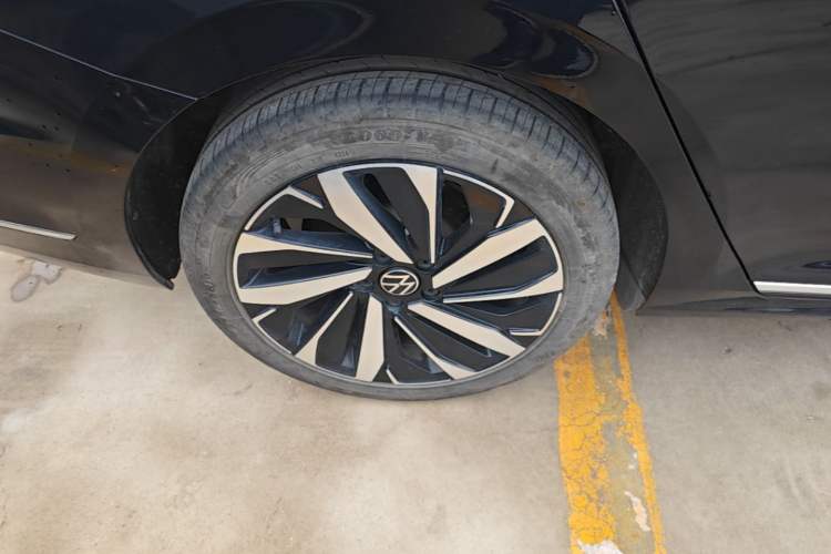 Used Volkswagen Passat 2024 380TSI Luxury Edition Right Rear Wheel Hub