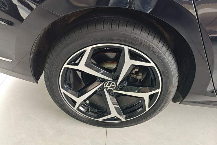 Used Volkswagen Passat 2024 380TSI Starry Dragon Edition Right Rear Wheel Hub