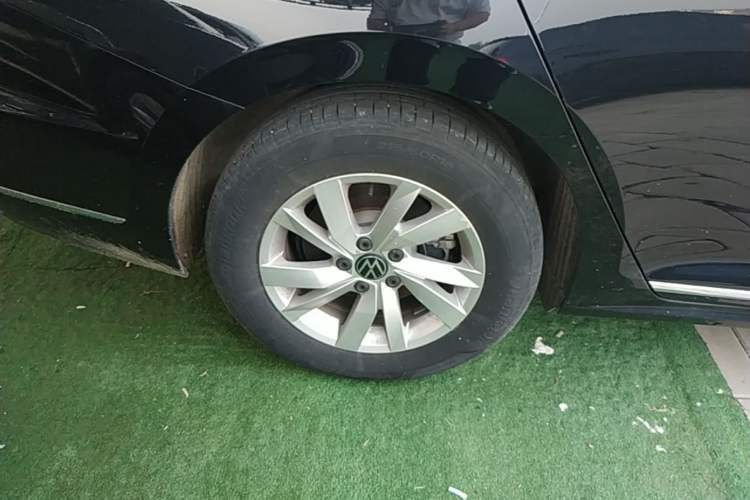Used Volkswagen Passat 2024 280TSI Business Edition Right Rear Wheel Hub