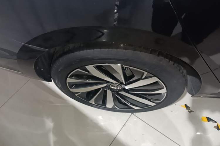 Used Volkswagen Passat 2024 380TSI Dragon Glory Edition Right Rear Wheel Hub