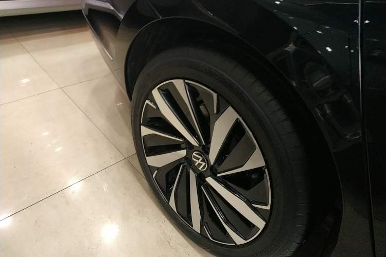 Used Volkswagen Passat 2024 380TSI Luxury Edition Right Rear Wheel Hub