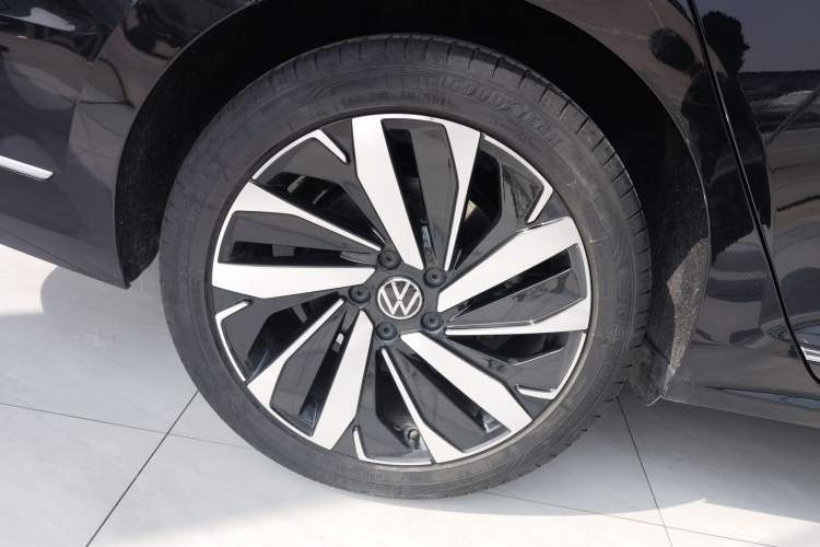 Used Volkswagen Passat 2024 380TSI Dragon Glory Edition Right Rear Wheel Hub