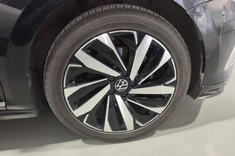 Used Volkswagen Passat 2024 380TSI Dragon Edition Right Rear Wheel Hub