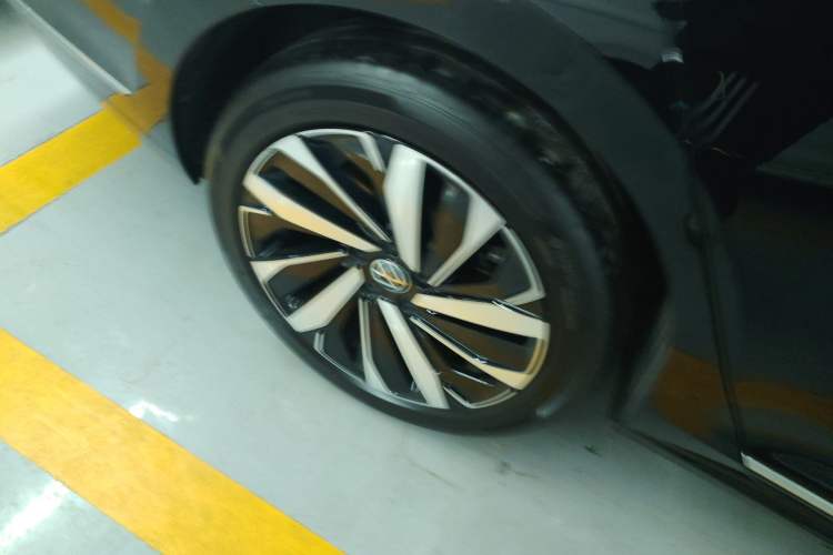 Used Volkswagen Passat 2024 380TSI Dragon Edition Right Rear Wheel Hub