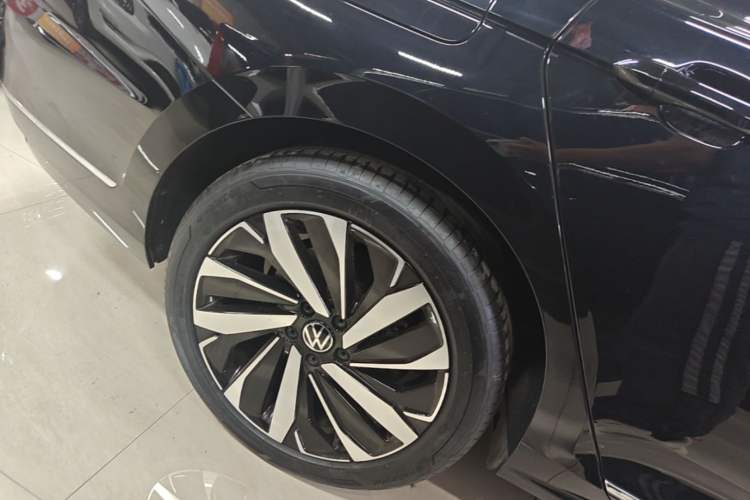 Used Volkswagen Passat 2024 380TSI Dragon Edition Right Rear Wheel Hub