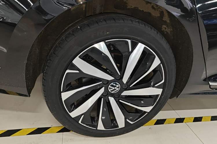 Used Volkswagen Passat 2024 380TSI Elite Edition Right Rear Wheel Hub