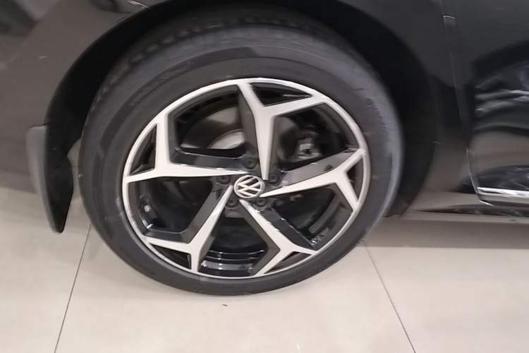Used Volkswagen Passat 2024 380TSI Starry Elite Edition Right Rear Wheel Hub