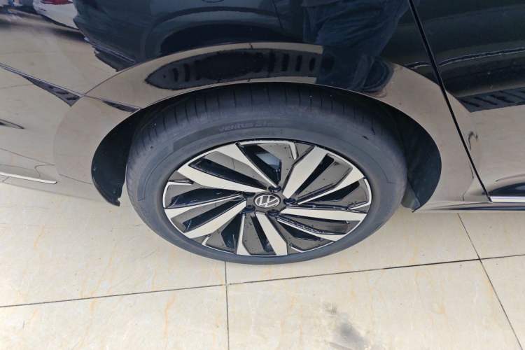 Used Volkswagen Passat 2024 380TSI Dragon Edition Right Rear Wheel Hub