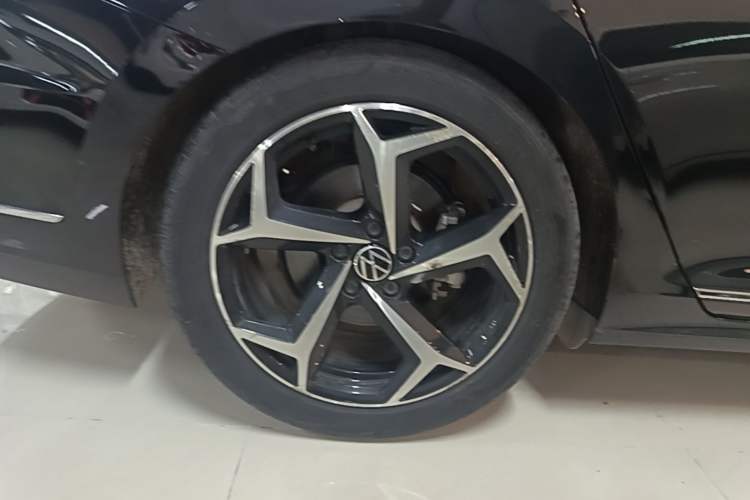 Used Volkswagen Passat 2024 380TSI Starry Elite Edition Right Rear Wheel Hub