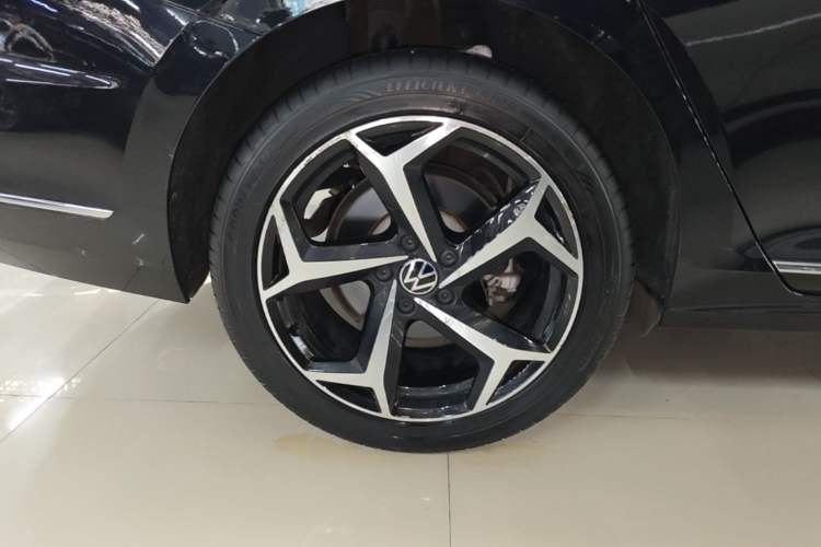 Used Volkswagen Passat 2024 380TSI Starry Luxury Edition Right Rear Wheel Hub