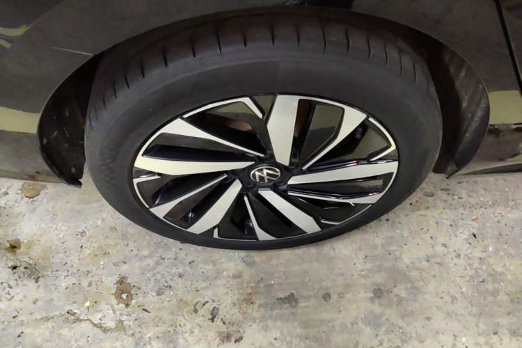 Used Volkswagen Passat 2024 380TSI Dragon Edition Right Rear Wheel Hub