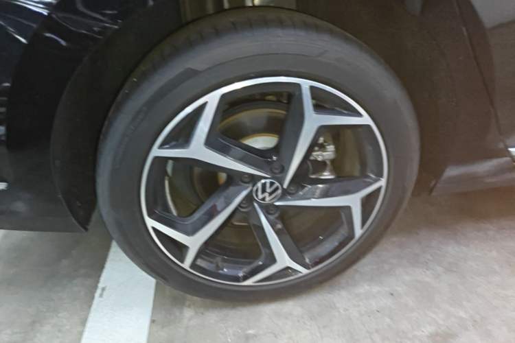 Used Volkswagen Passat 2024 330TSI Starry Elite Edition Right Rear Wheel Hub