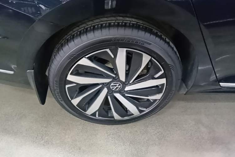 Used Volkswagen Passat 2024 380TSI Dragon Glory Edition Right Rear Wheel Hub